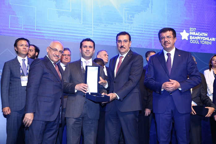 Kordsa Finance Manager Ãœmit CoÅŸkun received the award from Minister of Economy Nihat ZeybekÃ§i and Minister of Customs and Trade Bülent Tüfenkci. © Kordsa